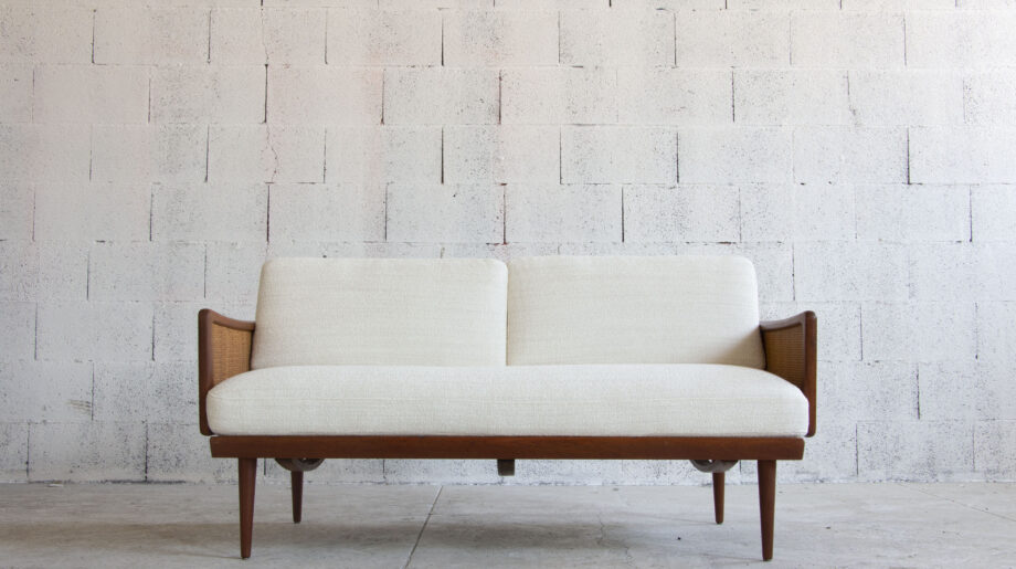 Canapé-vintage-scandinave-FD-451-Peter-Hvidt-Orla-Mølgaard-Nielsen-teck-france-and-son-blanc-face-danish-sofa-scandinavian-teak-daybed