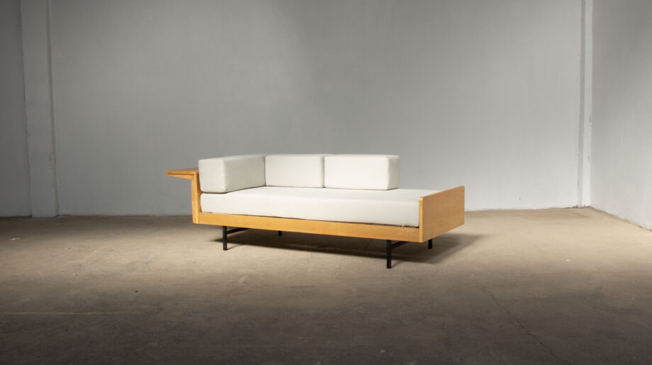 Daybed-lit-repos-banquette-vintage-LC-5-frêne-Pierre-Guariche-Michel-Mortier-Joseph-André-Motte-Minvielle-arp