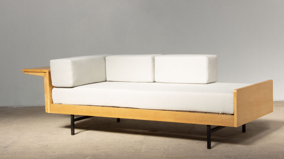 Daybed-lit-repos-banquette-vintage-LC-5-frêne-Pierre-Guariche-Michel-Mortier-Joseph-André-Motte-Minvielle