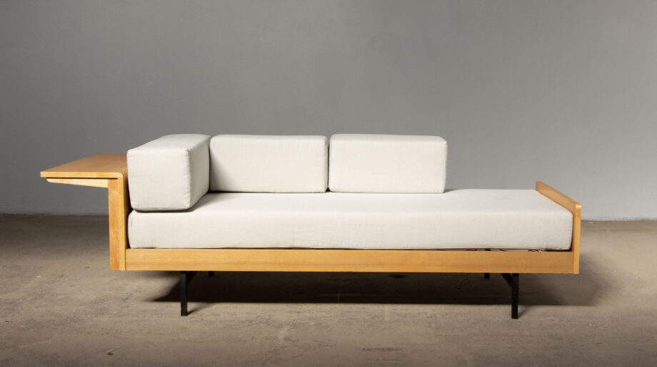 Daybed-lit-repos-banquette-vintage-LC-5-frêne-Pierre-Guariche-Michel-Mortier-Joseph-André-Motte-Minvielle