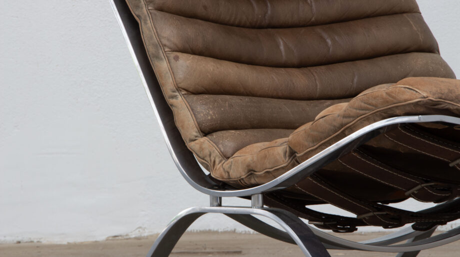 lounge chair Ari et son ottoman en cuir marron d'Arne Norell