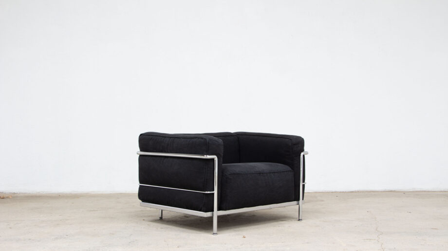 Armchair LC3 Le Corbusier, Charlotte Perriand, Pierre Jeanneret édition Cassina en tissu noir et structure chromée.