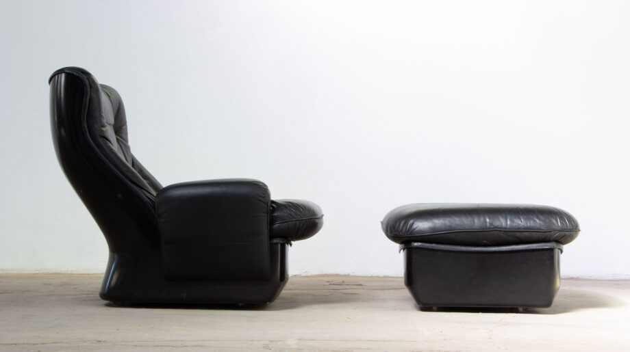 Lounge chair et son ottoman en cuir noir et fibre de verre "Orchidée" de Michel Cadestin édition Airborne. Vue de profil.