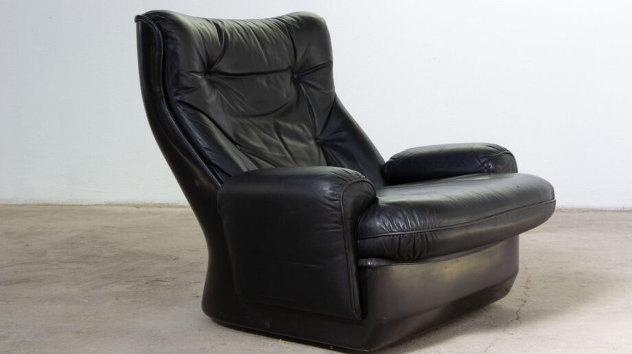 Lounge chair en cuir noir et fibre de verre "Orchidée" de Michel Cadestin édition Airborne