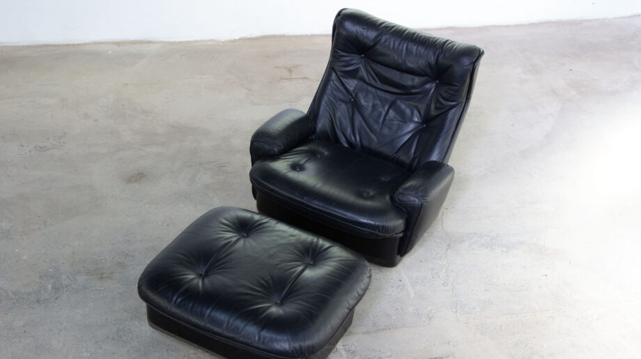 Lounge chair et son ottoman en cuir noir et fibre de verre "Orchidée" de Michel Cadestin édition Airborne