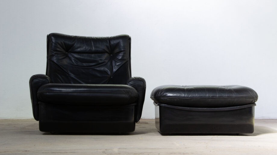 Lounge chair et son ottoman en cuir noir et fibre de verre "Orchidée" de Michel Cadestin édition Airborne