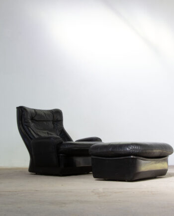 Lounge chair et son ottoman en cuir noir et fibre de verre "Orchidée" de Michel Cadestin édition Airborne