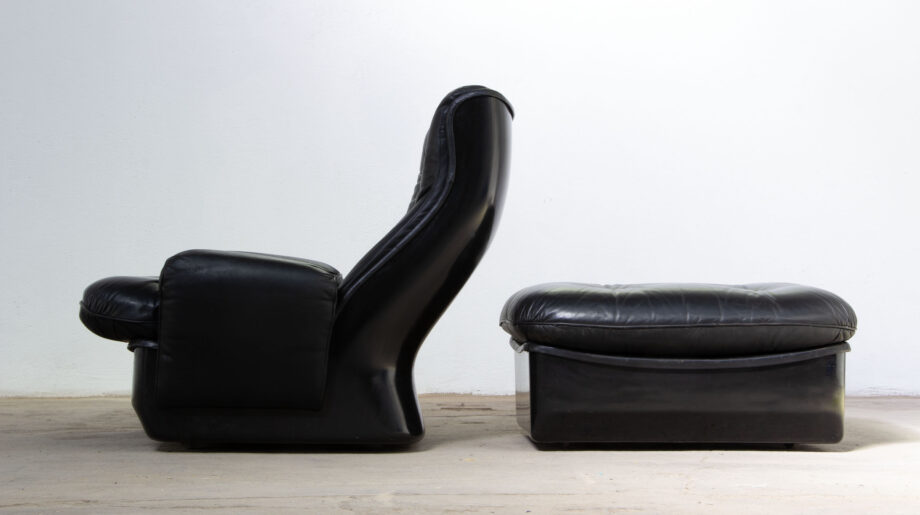 Lounge chair et son ottoman en cuir noir et fibre de verre "Orchidée" de Michel Cadestin édition Airborne