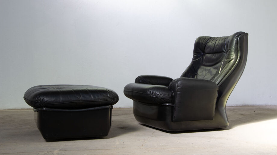 Lounge chair et son ottoman en cuir noir et fibre de verre "Orchidée" de Michel Cadestin édition Airborne