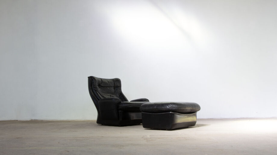 Lounge chair et son ottoman en cuir noir et fibre de verre "Orchidée" de Michel Cadestin édition Airborne