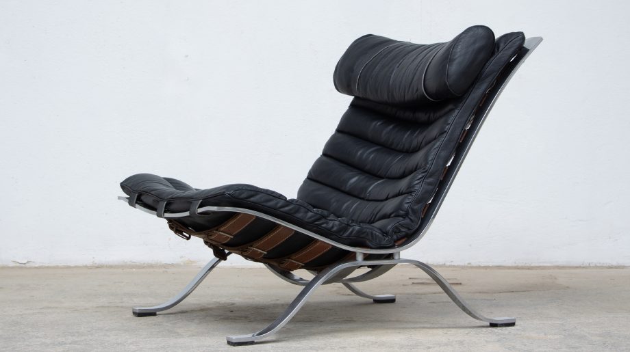 lounge chair Ari en cuir noir d'Arne Norell