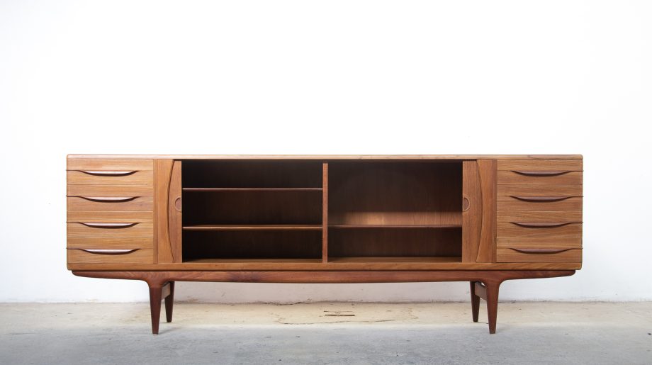 enfilade-sideboard-Johannes-andersen-Uldum-Mobelfabrik-scandinave-teck-teak-danish-danois-modern-ölddesign