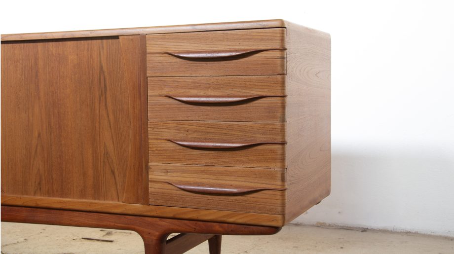 enfilade-sideboard-Johannes-andersen-Uldum-Mobelfabrik-scandinave-teck-teak-danish-danois-modern-ölddesign