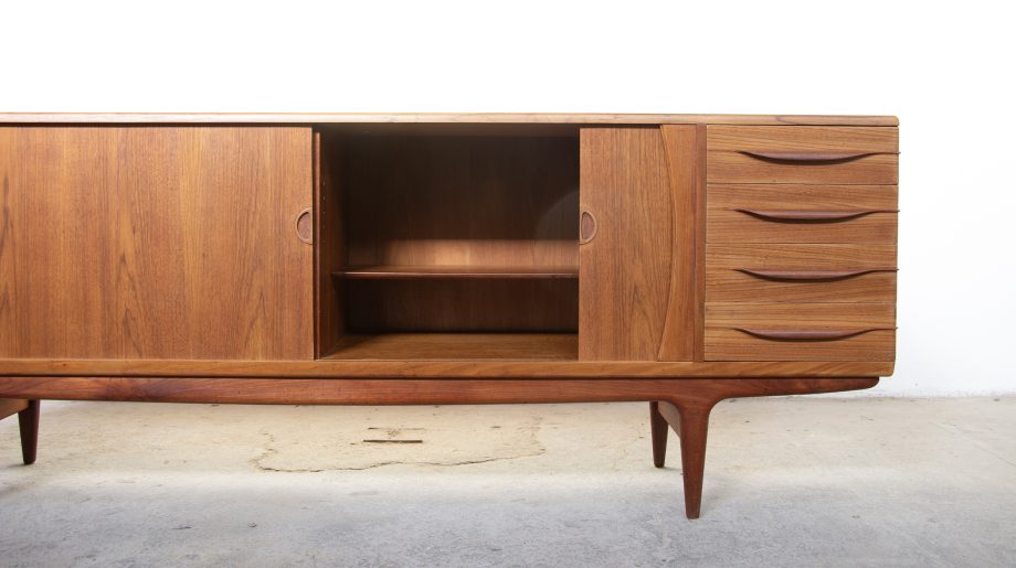 enfilade-sideboard-Johannes-andersen-Uldum-Mobelfabrik-scandinave-teck-teak-danish-danois-modern-ölddesign