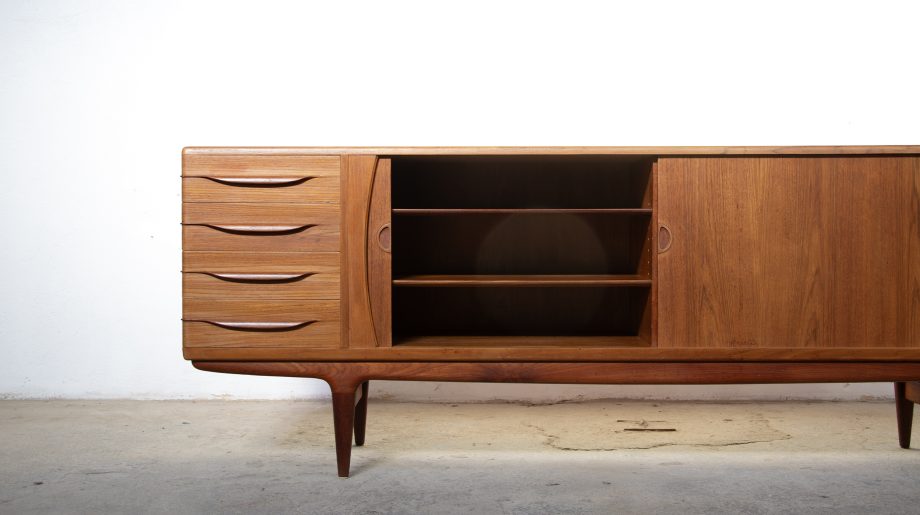 enfilade-sideboard-Johannes-andersen-Uldum-Mobelfabrik-scandinave-teck-teak-danish-danois-modern-ölddesign