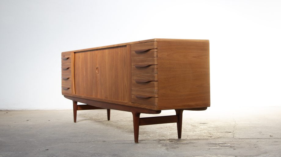 enfilade-sideboard-Johannes-andersen-Uldum-Mobelfabrik-scandinave-teck-teak-danish-danois-modern-ölddesign