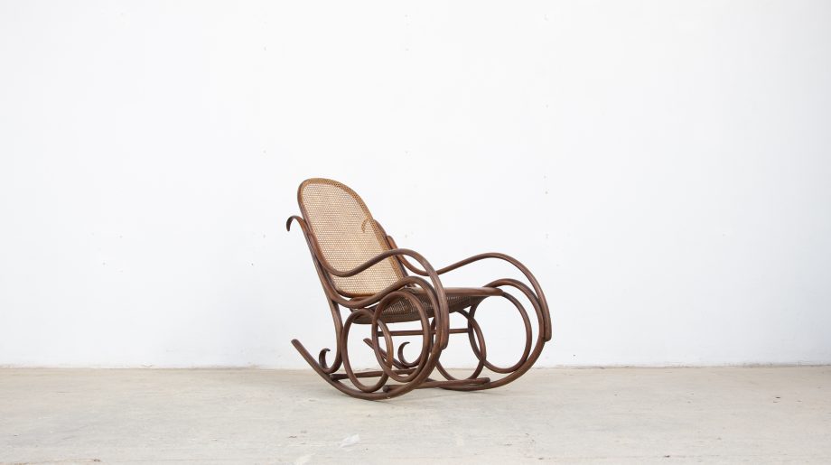 rocking-chair-fauteuil-bascule-thonet-numéro-4-1900-art-nouveau-déco-vintage-bois-citré-cannage-ölddesign